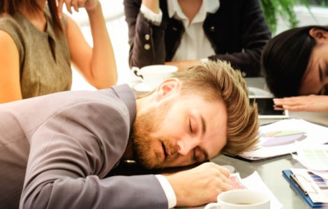 3 metode sigure prin care sa faci fata unei zile de lucru dupa distractia din weekend