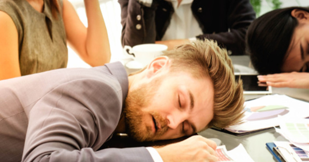 3 metode sigure prin care sa faci fata unei zile de lucru dupa distractia din weekend