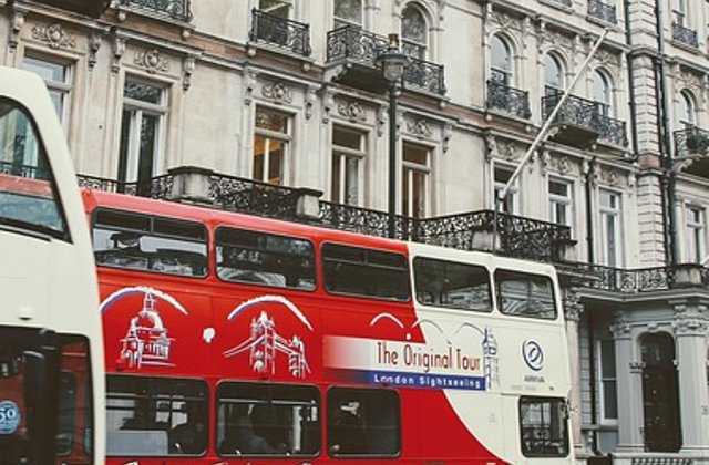 Londra: Mai multi raniti dupa ce un autobuz supraetajat a intrat intr-o cladire