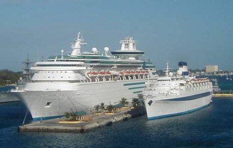 Vasele de croaziera se bat pe angajatii romani