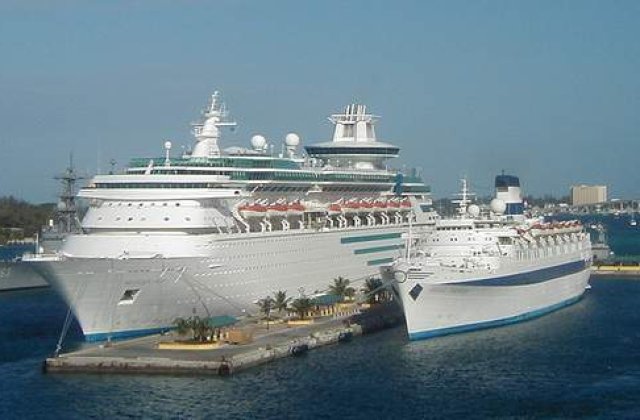 Vasele de croaziera se bat pe angajatii romani