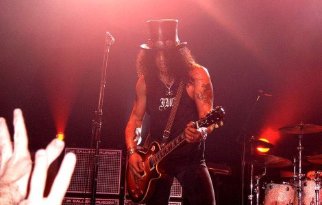  Video  Slash isi "da si haina de pe el"... in scopuri caritabile