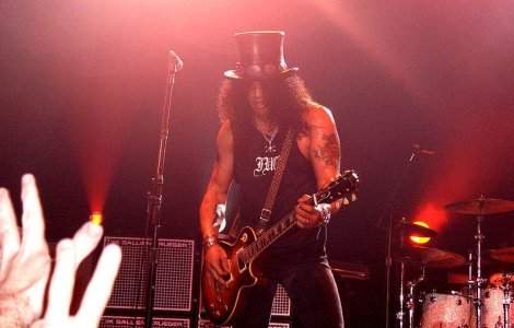  Video  Slash isi "da si haina de pe el"... in scopuri caritabile