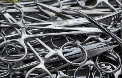 Abdominoplastia de cosmar: I-a uitat forcepsul in abdomen