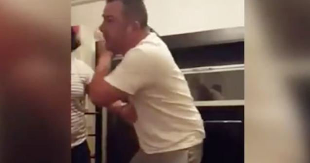 Consilier ALDE, filmat in timp ce lovea si insulta un barbat / VIDEO