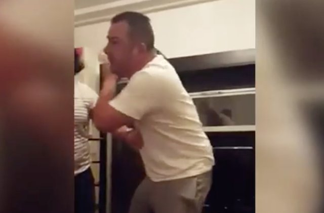 Consilier ALDE, filmat in timp ce lovea si insulta un barbat / VIDEO