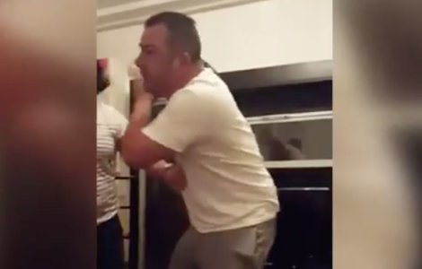 Consilier ALDE, filmat in timp ce lovea si insulta un barbat / VIDEO