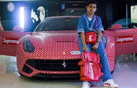 Tu ce cadou primeai la 15 ani? Un pusti din Dubai a primit un Ferrari F12 Berlinetta, pe care l-a „imbracat” in logo-ul Louis Vuitton