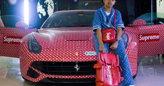 Tu ce cadou primeai la 15 ani? Un pusti din Dubai a primit un Ferrari F12 Berlinetta, pe care l-a „imbracat” in logo-ul Louis Vuitton