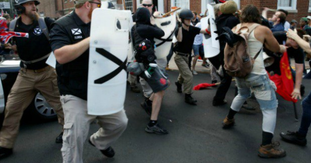 Trei persoane si-au pierdut viata dupa o noapte de violente intre extrema-dreapta si contraprotestatarii din Charlottesville / VIDEO