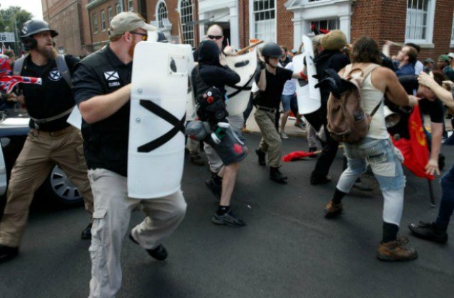 Trei persoane si-au pierdut viata dupa o noapte de violente intre extrema-dreapta si contraprotestatarii din Charlottesville / VIDEO