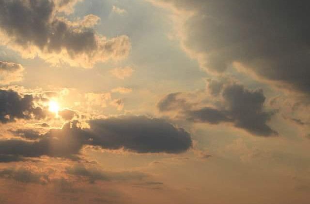 Canicula in Bucuresti si in sud-est. In vestul tarii vremea se raceste si vor fi ploi si vijelii