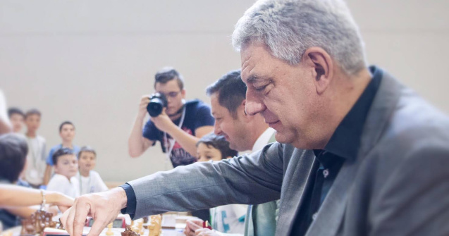 Tudose ii raspunde unei romance din strainatate: Am convingerea ca romanii aflati la munca peste granite au de ce sa se intoarca acasa!