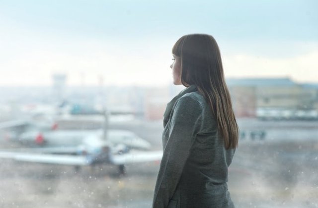 7 alimente si bauturi pe care sa nu le consumi NICIODATA inainte de a te urca in avion