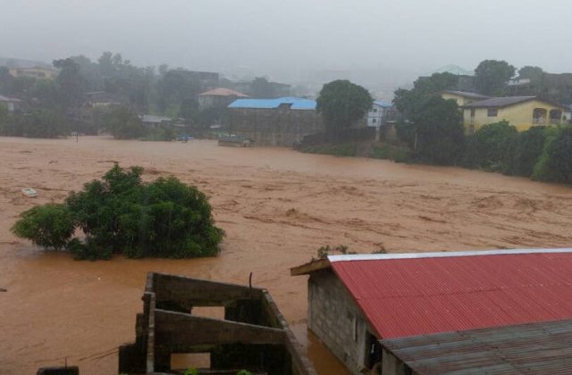 Peste 300 de persoane au fost ucise de alunecarile de pamant din Sierra Leone
