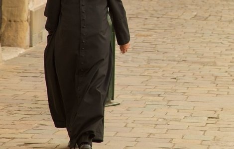 Un preot nominalizat la premiul Nobel pentru pace, vizat intr-o ancheta privind imigratia ilegala din Italia