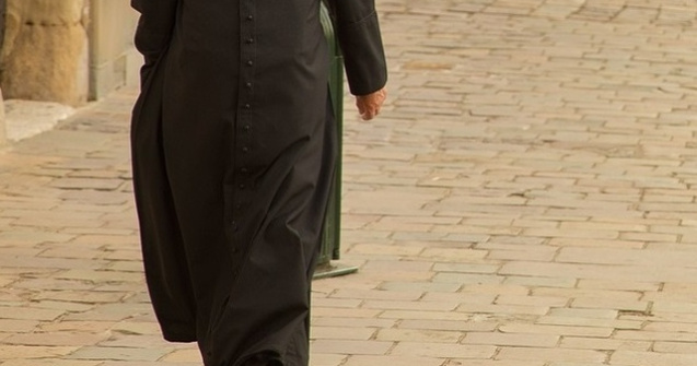 Un preot nominalizat la premiul Nobel pentru pace, vizat intr-o ancheta privind imigratia ilegala din Italia