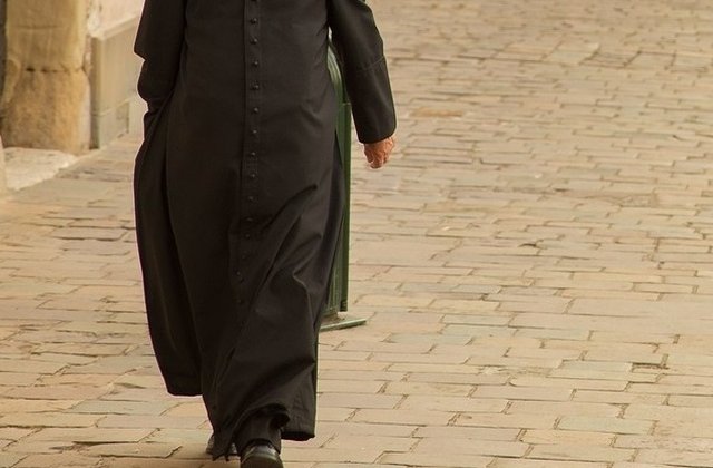 Un preot nominalizat la premiul Nobel pentru pace, vizat intr-o ancheta privind imigratia ilegala din Italia