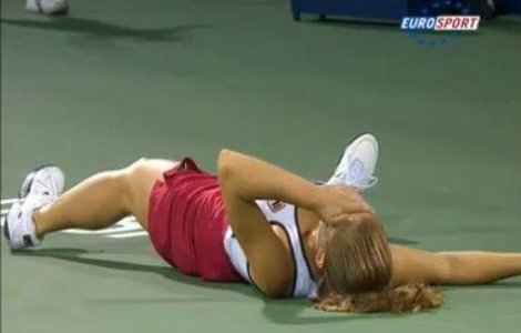  Video  O tenismena a lesinat in timpul unui meci