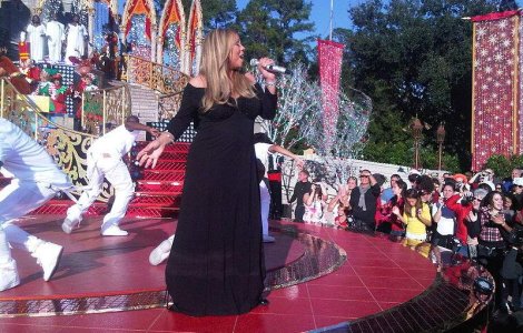 Sora lui Mariah Carey, dependenta de droguri, prostituata intr-un motel