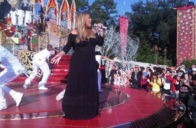 Sora lui Mariah Carey, dependenta de droguri, prostituata intr-un motel