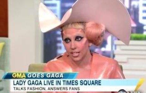 A "facut-o" din nou: Lady Gaga, imbracata intr-un prezervativ!