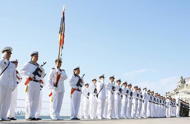 Peste 10.000 de oameni au asistat la festivitatile de Ziua Marinei. La ceremonii a fost si presedintele Iohannis