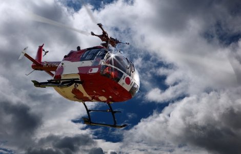 Doi tineri, sot si sotie, grav raniti dupa ce s-au rasturnat cu masina pe Transalpina