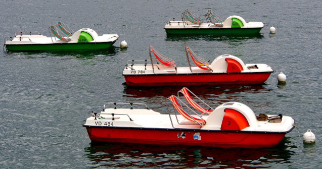 Costinesti: Cinci tineri iesiti cu hidrobiciclete in larg, salvati dupa ce nu au mai putut ajunge la mal din cauza vantului