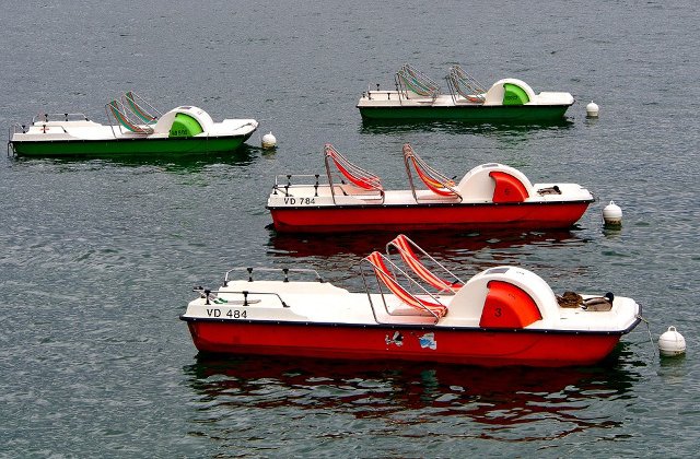 Costinesti: Cinci tineri iesiti cu hidrobiciclete in larg, salvati dupa ce nu au mai putut ajunge la mal din cauza vantului