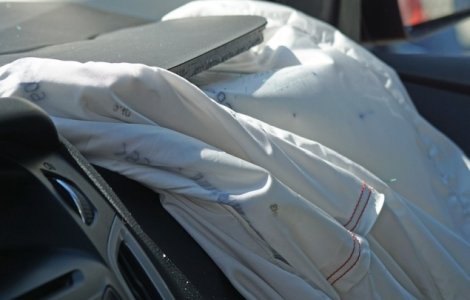 Arges: Trei raniti, dupa ce un tanar a intrat cu masina in terasa unui bar