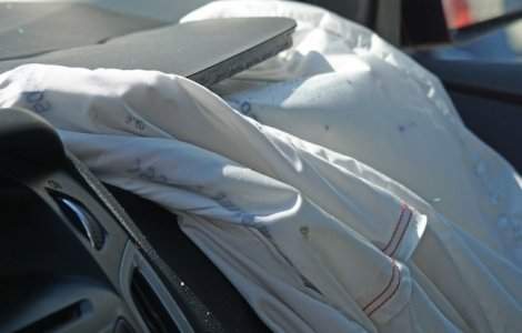 Arges: Trei raniti, dupa ce un tanar a intrat cu masina in terasa unui bar