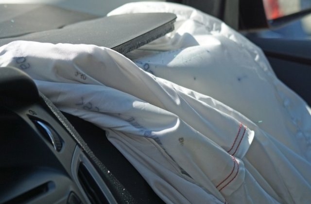 Arges: Trei raniti, dupa ce un tanar a intrat cu masina in terasa unui bar