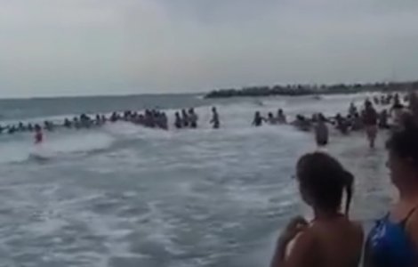  Video  Turistii din Eforie Nord au facut lant uman pentru salvarea din mare a doua surori
