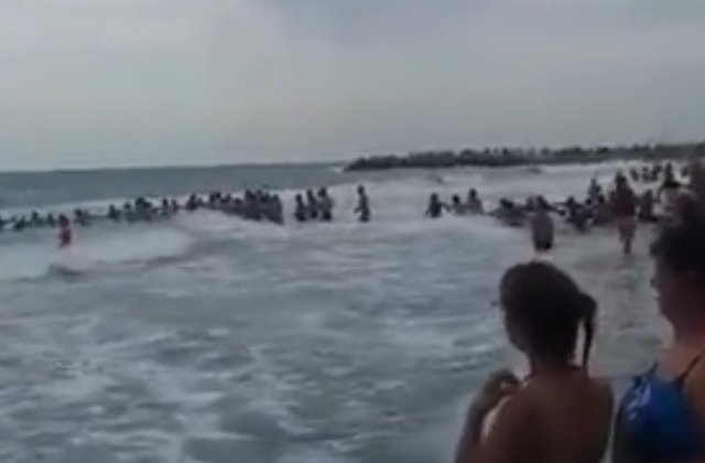 [VIDEO] Turistii din Eforie Nord au facut lant uman pentru salvarea din mare a doua surori