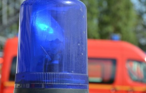 Un barbat care traversa neregulamentar strada a murit dupa ce a fost lovit de o ambulanta aflata in misiune