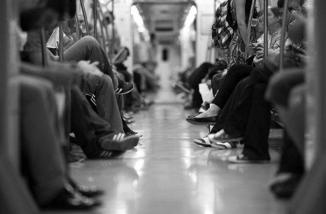 Incident la metrou: Fum la statia Piata Victoriei si in vagoane