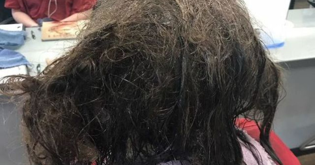 O coafeza a muncit 13 ore pentru a descurca parul unei tinere