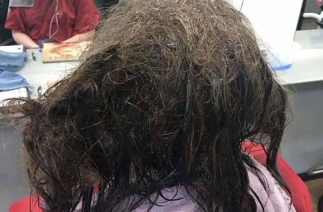 [FOTO] O coafeza a petrecut 13 ore pentru a descurca parul unei tinere care suferea de depresie