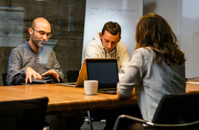 4 strategii eficiente pentru a cladi o afacere transparenta. Cum iti pastrezi cei mai buni angajati