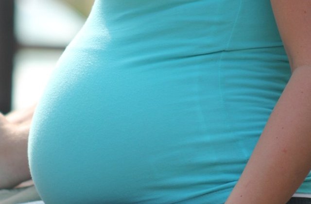 O femeie insarcinata, grav ranita dupa ce i-a cazut in cap o caramida din fatada unei cladiri