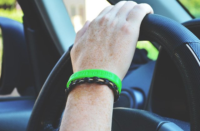 Un sofer prins cu alcoolemie la volan a depus plangere ca politistul care l-a oprit in trafic era baut in timpul programului