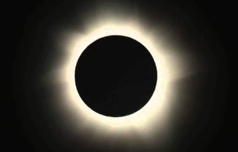 Incepe eclipsa totala de soare, un spectacol rar