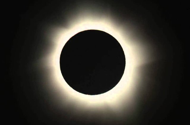 Incepe eclipsa totala de soare, un spectacol rar