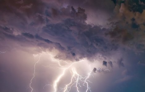 Austria: O romanca si-a pierdut viata, dupa ce o furtuna puternica a rasturnat un cort al unei berarii