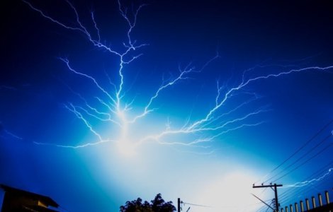 Averse torentiale, vijelii si grindina, incepand de duminica seara