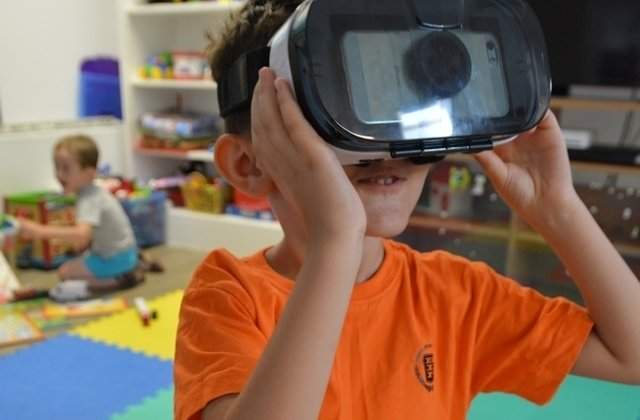 Peste 100 de copii diagnosticati cu boli incurabile vor beneficia de terapie prin tehnologie