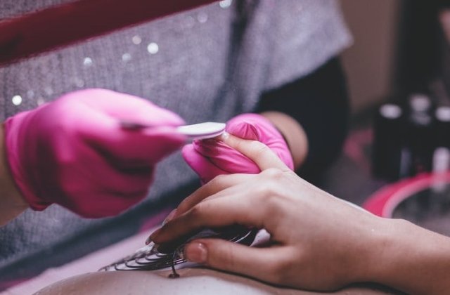7 trucuri ingenioase: cum iti poti sterge unghiile daca ai ramas fara acetona