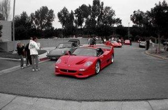 In plina "criza", romanii au bani de Ferrari!