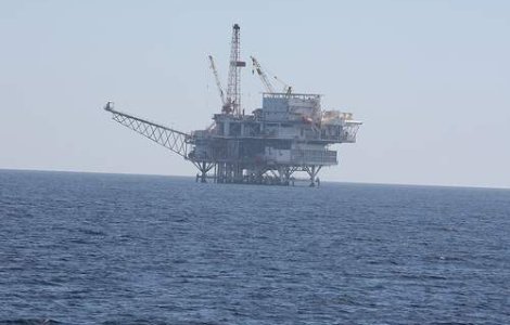 Zeci de romani captivi pe o platforma in Libia